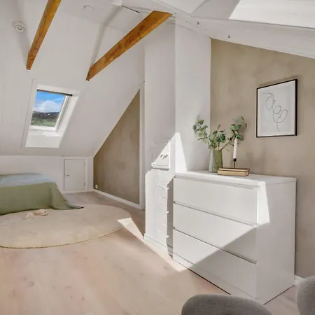 Roomsly - View & Comfort In One Spot Apartment